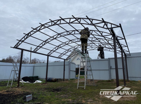 Навес из поликарбоната арочного типа для парковки двух автомобилей на даче №71 - фото 3