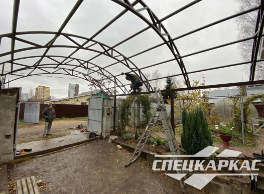 Навес из поликарбоната над парковкой автомобиля перед гаражом №73 - фото 1684